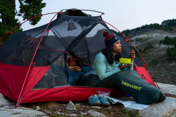 Femme dans un sac de couchage