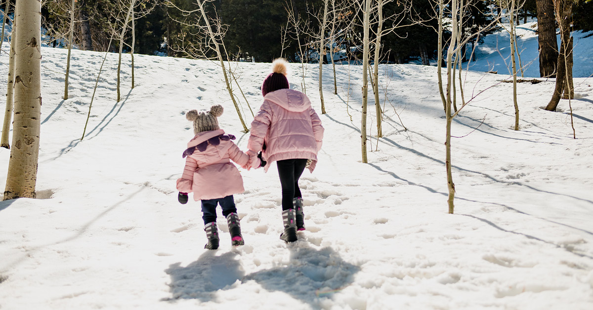 deux enfants dans la neige